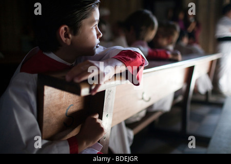 Ministranten, Blick auf die Fronleichnams-Prozession, Sevilla, Spanien, 2009. Stockfoto