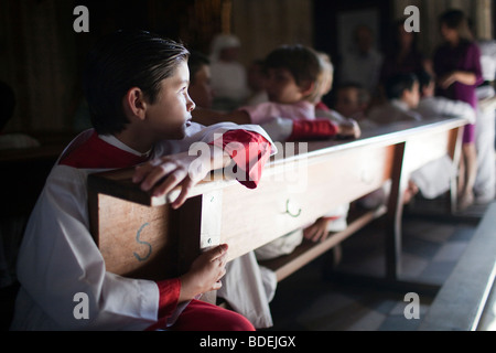 Ministranten, Blick auf die Fronleichnams-Prozession, Sevilla, Spanien, 2009. Stockfoto