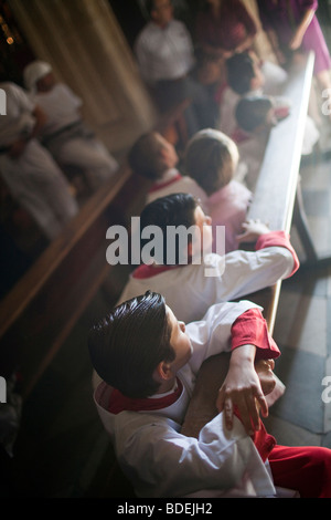 Ministranten, Blick auf die Fronleichnams-Prozession, Sevilla, Spanien, 2009. Stockfoto