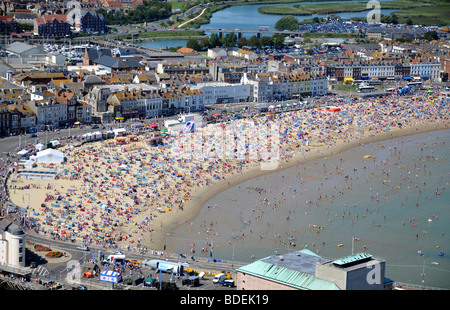 Beach, Weymouth beach, Aerial view of tourists on Weymouth beach during hot weather in Dorset, Britain, UK Stockfoto
