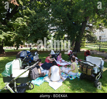 Gruppe von Müttern mit Babys, Burggarten, Hofburg Palast, Wien, Österreich Stockfoto