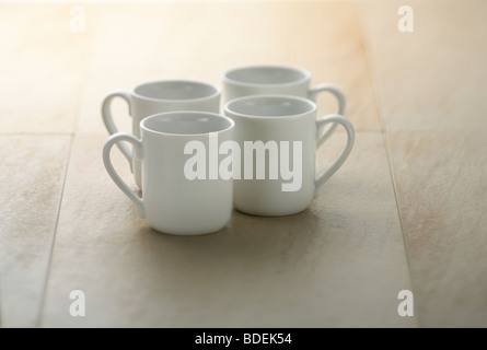 Weiße Tassen sitzen auf Arbeitsfläche Stockfoto