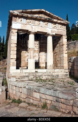 Das Athener Finanzministerium in das Heiligtum des Apollo in Delphi, Griechenland. Aus dem Osten angesehen. Stockfoto