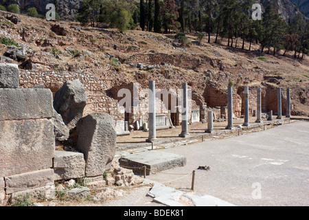 Der Norden Stoa der römischen Agora in Delphi, Griechenland. Stockfoto