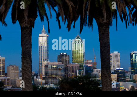 Blick auf die Skyline von Perth CBD von Kings Park, Western Australia, Australien Stockfoto