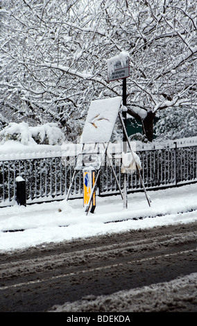 Geänderte links abbiegen Schild nach starkem Schneefall, London, England, UK, Europa Stockfoto