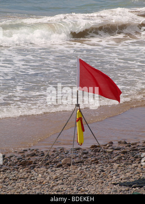 RNLI Strandleben schützt rote Fahne, Stockfoto