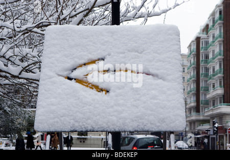 Geänderte links abbiegen Schild nach starkem Schneefall, London, England, UK, Europa Stockfoto