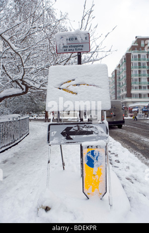 Geänderte links abbiegen Schild nach starkem Schneefall, London, England, UK, Europa Stockfoto