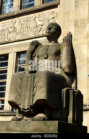 Statuen außerhalb Huddersfield Public Library, Darstellung, Kunst und wissen. Die Bibliothek ist, dass eine neue Klasse 2 Gebäude unter Denkmalschutz Stockfoto