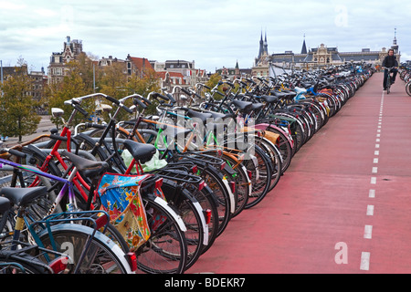 Europa, Niederlande, Holland, Amsterdam, Fahrrad Parken in Amsterdam Zentralverriegelung außerhalb der Hauptbahnhof Stockfoto