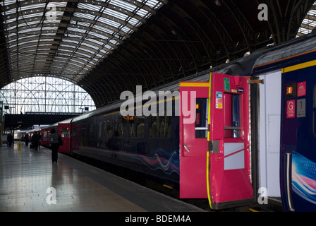 Züge auf Plattform mit offenen Türen Paddington Mainline Station London UK Stockfoto