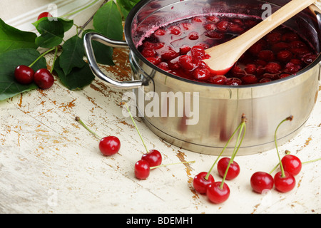 Die Sauerkirsche Marmelade kochen Stockfoto