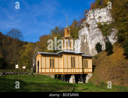 Malerische alte Holzkirche in Ojców Nationalpark, Polen Stockfoto