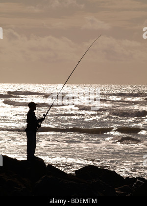 Silhouette eines Meeres Fischers, Westward Ho!, Devon. Stockfoto