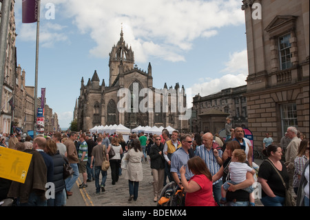 Menschenmassen in der Royal Mile in Edinburgh während der 2009 Fringe Festival Stockfoto