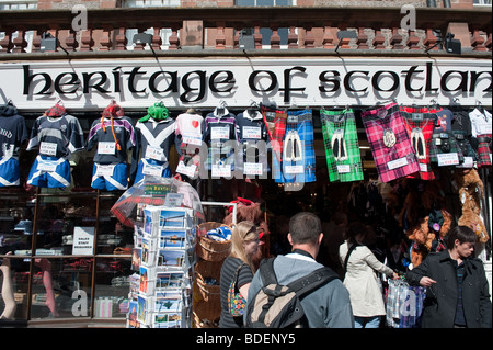 Geschenk-Shop in der Lawnmarket Edinburgh während des Festival Fringe August 2009 Stockfoto