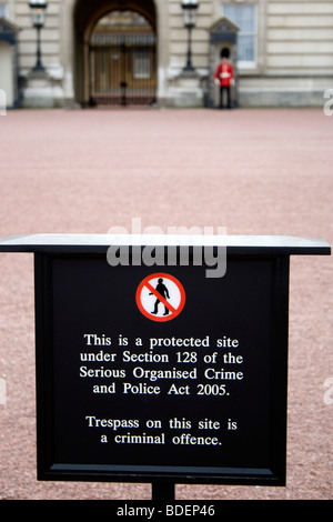 Gardist, Seite Buckingham Palace. Stockfoto