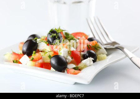 Griechischer Salat auf weißem Hintergrund Stockfoto