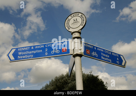 Kennet & Avon Canal Cycle Route Wegweiser in Aldermaston Wharf Berkshire England UK Stockfoto