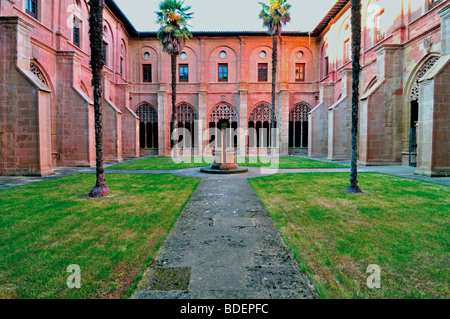 Spanien, Jakobsweg: Terrasse und Kreuzgang des Klosters Santa Maria la Real in Nájera Stockfoto