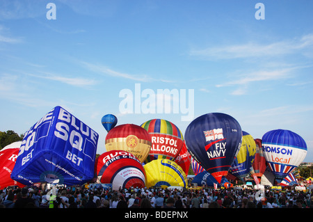 Bunte Heißluftballons am Abend Abflug am Sonntag 9. August bei Bristol Balloon Fiesta 2009, Großbritannien Stockfoto
