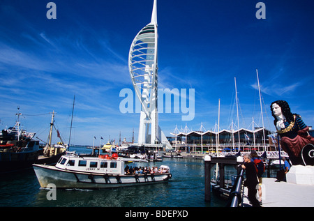 Der 170 Meter hohe steht Spinnaker Tower neben Gunwharf Quays Shopping Center mit Blick auf Portsmouth Hafen Stockfoto