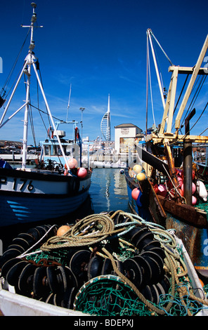 Portsmouth - Fischerhafen mit Blick auf den Spinnaker Tower Stockfoto