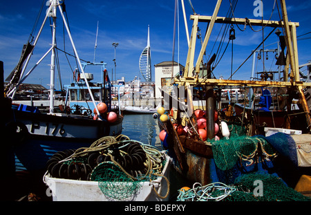 Portsmouth - Fischerhafen mit Blick auf den Spinnaker Tower Stockfoto