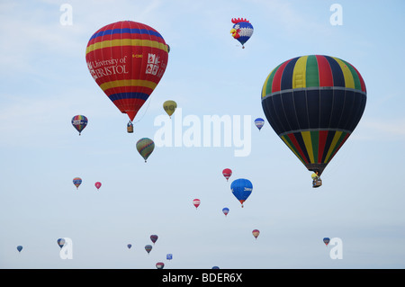 Bunte Heißluftballons am Abend Abflug am Sonntag 9. August bei Bristol Balloon Fiesta 2009, Großbritannien Stockfoto