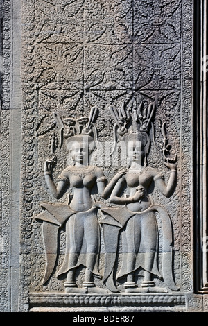 Wandrelief. Devata Göttin Wand bas elief Detail in Angkor Wat, Kambodscha. S.E. Asien Stockfoto