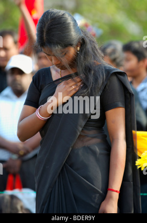 Tamil Frau trägt einen schwarzen Sari zu Tamil Protest in Parliament Square, London Stockfoto