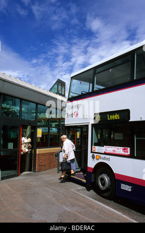 Bus und Passagiere bei Leeds City-Bus station Yorkshire UK Stockfoto