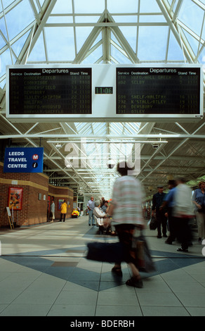 Passagiere am Leeds City-Bus station Yorkshire UK Stockfoto