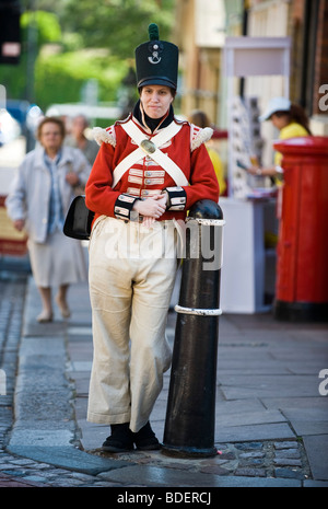 Menschen, die viktorianischen Kostümen paradieren die Straßen von Rochester am jährlichen Dickens-Festival, Rochester, England Stockfoto