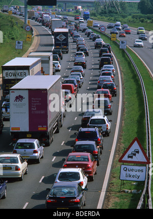 Warnzeichen für Warteschlangen vor am Stau an Baustellen auf der Autobahn A1/M in der Nähe von Leeds Yorkshire UK Stockfoto