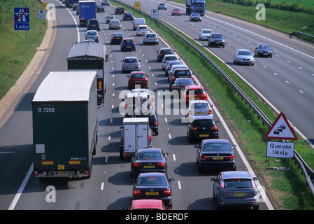 Stau auf Baustellen durch Zeichen Warnung von Warteschlangen Fahrzeugen auf der A1/M1 Autobahn in der Nähe von Leeds Yorkshire UK Stockfoto