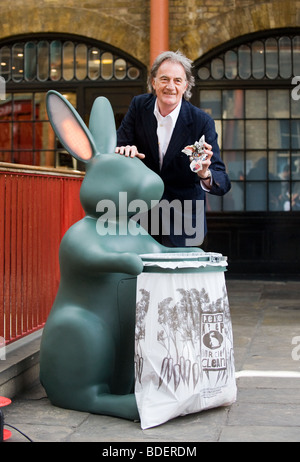 Sir Paul Smith, die Welt berühmte englische Modedesignerin Unveiles einem neuen 5ft hohen Kunststoff "Hase geformt Abfallbehälter". Stockfoto