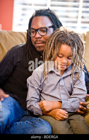 Porträt des jamaikanischen Vater und Sohn mit Dreadlocks zu Hause Stockfoto