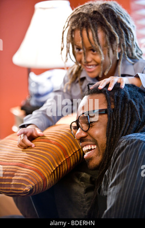 Jamaikanischer Vater und Sohn mit Dreadlocks zu Hause Stockfoto