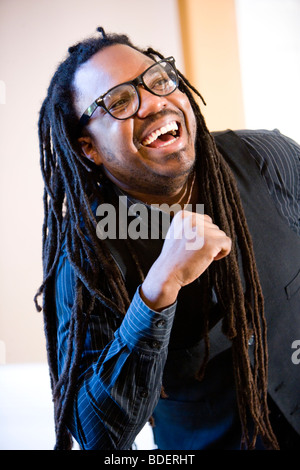 Porträt des jamaikanischen Mann mit Dreadlocks lachen Stockfoto