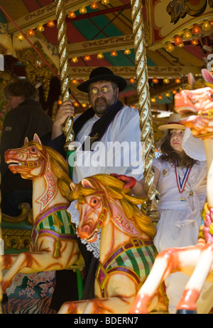 Menschen tragen viktorianische auf der Merry Kostüme go Round am jährlichen Dickens-Festival, Rochester, England Stockfoto