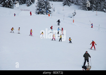 Kleinkinder im Ski-Unterricht am Berghang Zillertal Tirol Stockfoto