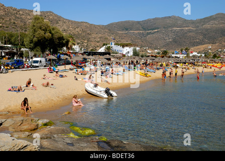 Eine schöne Aussicht auf die Mylopotas Beach, einem der besten Strände in Griechenland überall gefunden werden. Mylopotas, Insel Ios, Cyclades Isla Stockfoto