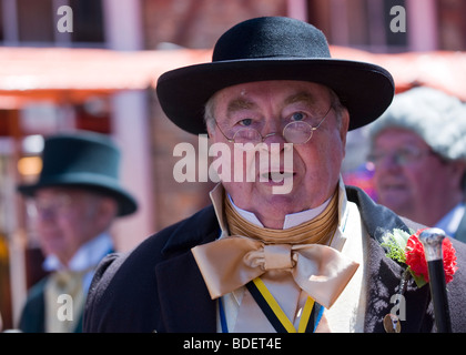 Mann verkleidet als Herr Pickwick paradieren die Straßen von Rochester am jährlichen Dickens-Festival, Rochester, England Stockfoto