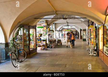 Arkaden im Zentrum Stadt, via Roma, Cuneo, Italien Stockfoto