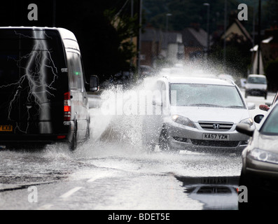 Blitzeinschläge zweimal pro überflutet High Street in Clapham, Bedfordshire, während eines Gewitters am 08.05.2009. Stockfoto