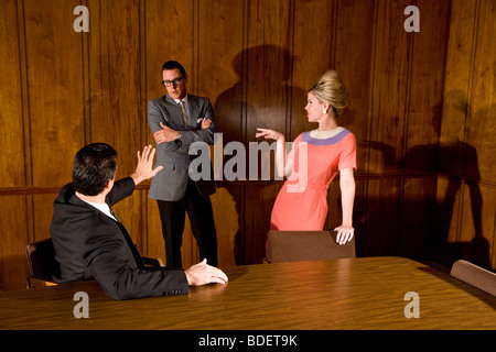 Vintage Porträt von Geschäftsleuten und Geschäftsfrau im Sitzungssaal Stockfoto