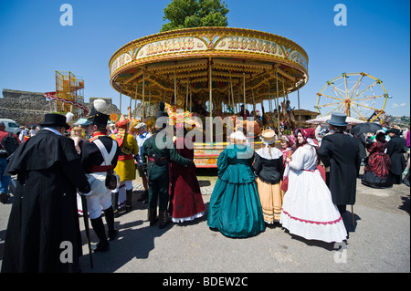 Menschen, die viktorianischen Kostümen paradieren die Straßen von Rochester am jährlichen Dickens-Festival, Rochester, England Stockfoto