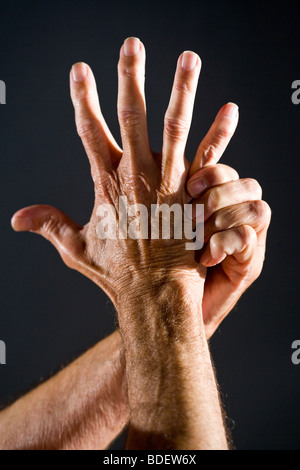 Nahaufnahme des älteren Mannes Hände, Studio gedreht Stockfoto